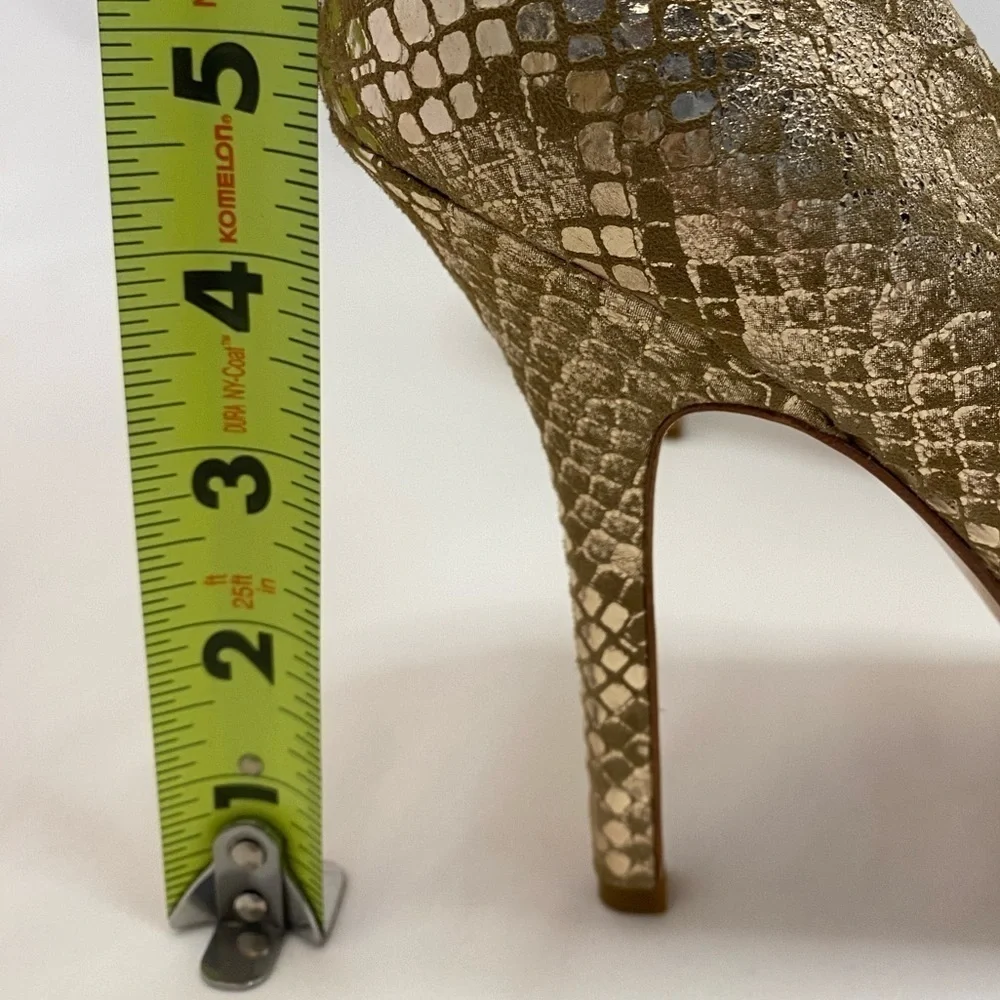 JOAN & DAVID gold pumps size 7 1/2